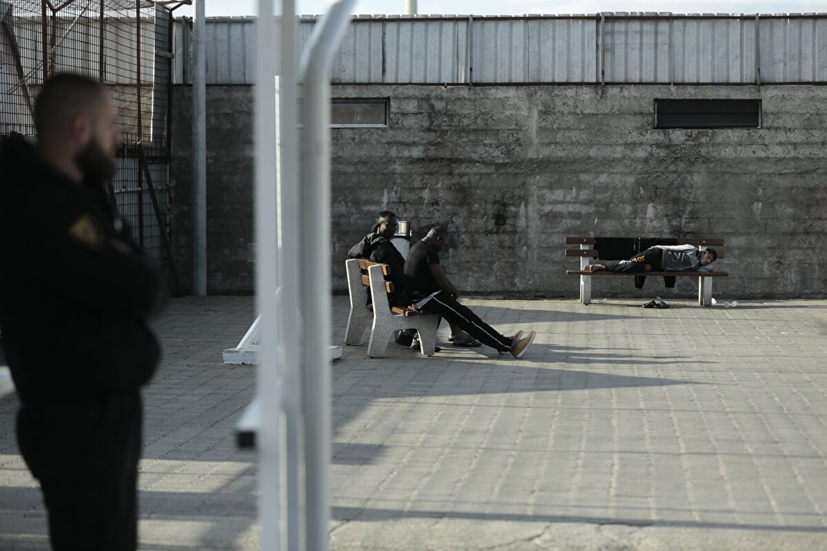 Pakistan, Afganistan ve Bangladeş'ten gelen göçmenler, sıkışıp kaldıkları Bosna Hersek'ten ayrılmayı umut ediyor.<br>