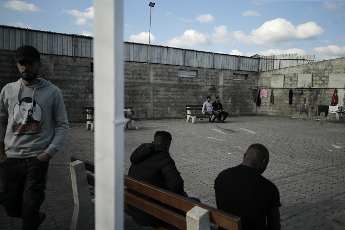 Velika Kladusa'daki 700 kişi kapasiteli Miral Kampı'nda sadece erkek göçmenlerin kaldığı, kampa haftanın 6 günü sağlık ekiplerinin geldiği ve göçmenleri kontrolden geçirdiği bilgisi paylaşıldı.