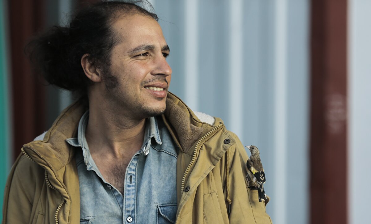 Bosna Hersek'e 2,5 yıl önce gelen Ahmet Ahmedi, yaptığı açıklamada, Afganistan'dan geldiğini ve Almanya ya da Fransa'ya gitmek istediğini ifade ederek "Afganistan'da hayat yok, hele şimdi orada savaş var. Bizim tek istediğimiz normal bir hayat." dedi.