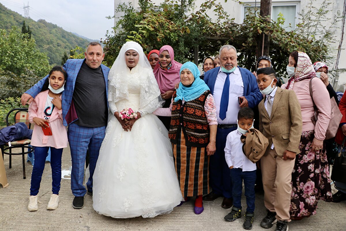 Sudan'a hiç gitmeyen Başaran, 6 ay boyunca çeviri programlarını kullanarak anlaştığı 35 yaşındaki Saga ile evlenmeye karar verdi.<br><br>