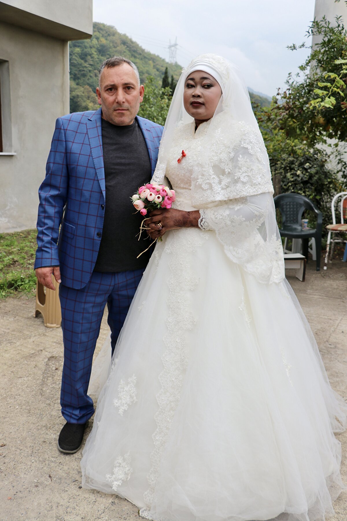 Akçaabat ilçesinde inşaatlarda boya işlerinde çalışan 44 yaşındaki Hasan Ali Başaran, çalışmak için gittiği Sudan'da evlenen ve yaşamını başkent Hartum'da sürdüren dayısı Mehmet Caner aracılığıyla internet üzerinden Saga ile görüşmeye başladı.<br><br>