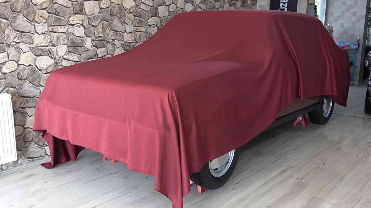 24 yıldır trafiğe çıkartılamayan otomobil, fabrikadan ilk çıktığı gibi duruyor. Hala çalışan otomobilin her gün iç ve dış temizliği yapılıyor. Lastiklerinin yere değmemesi için de sehpa üzerinde tutuluyor. Tozlanmasın diye de örtü altında muhafaza ediliyor.<br>