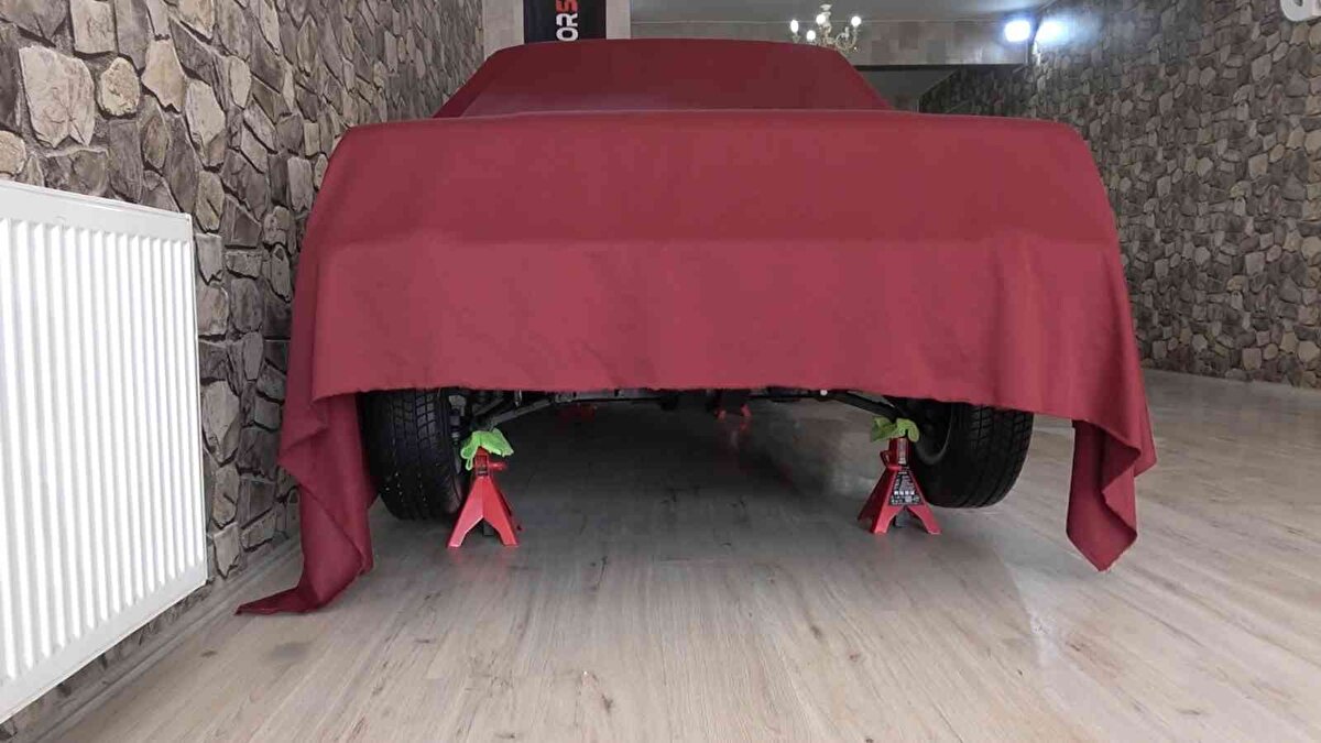 Kırıkkale'de yaşayan Fatih Yunus Güzel, 1991 model Tofaş Doğan L marka 7 bin 779 kilometredeki otomobilini iş yerinde sergiliyor.<br>