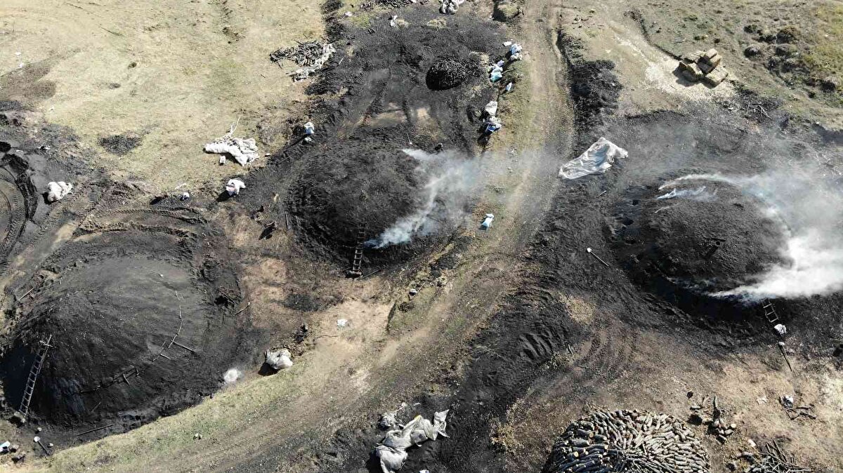 Öncelikle odunları kesiyoruz. Bu da en az 20-30 gün sürüyor. Ondan sonra o odunları topluyorsun. 20 römorkla bir ocak oluşuyor. Odunları dizdikten sonra üzerine samanla örtüyoruz. Sonra bunun üstüne toprak atıyoruz.<br>