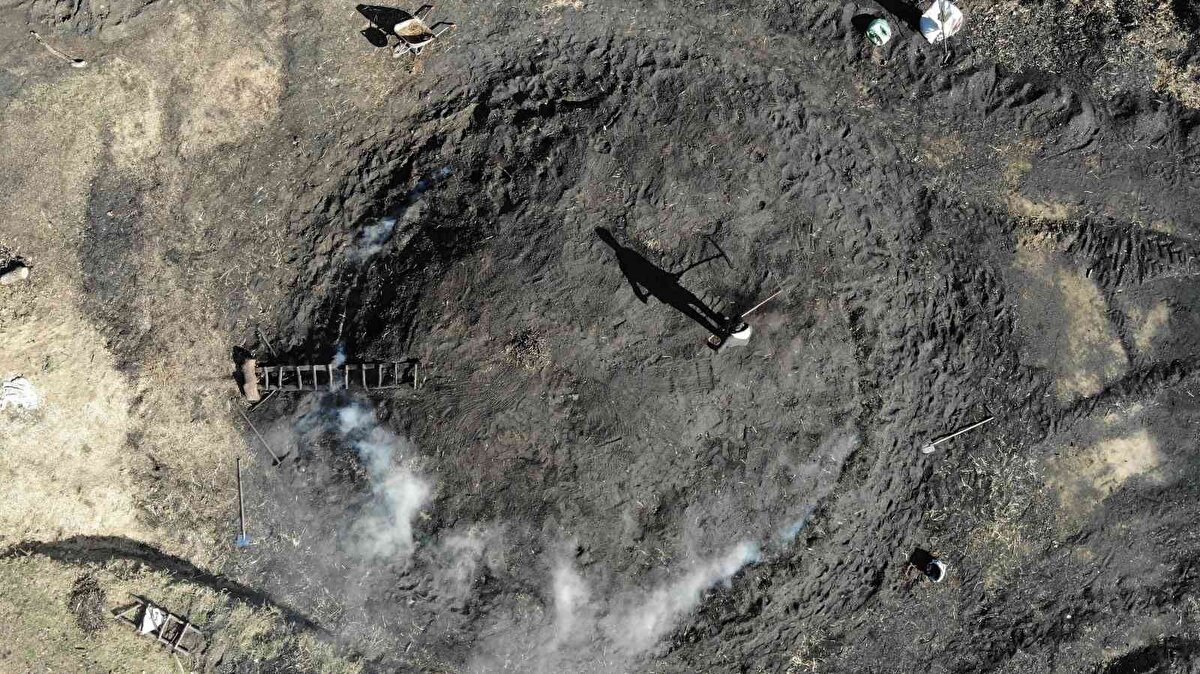 Eskişehir'de meşe odunundan mangal kömürü üretimi yaparak geçimlerini sağlayan Mardinli mevsimlik işçiler, yaşadıkları bin 400 rakımlı Beyyayla Mahallesi'nde kurdukları çadırlarda aylarca yoğun mesai harcıyor.<br>