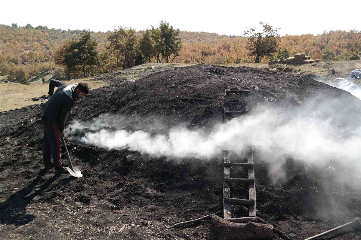 Ocağın üst tarafından içeriye ateş bırakıyoruz. Ateş yavaş yavaş aşağıya doğru iniyor. Bu toprağın altında en az en uzun 30 en kısa 15 günde çıkıyor. Yani 2 haftalık bir süreçten sonra kömür çıkıyor. En az 2 hafta durmadan yanıyor. Yanma süreci bittiği zaman naylonla sararak 1 hafta bekletiyoruz. Soğuyunca da yavaş yavaş çıkartıyoruz” dedi.<br>