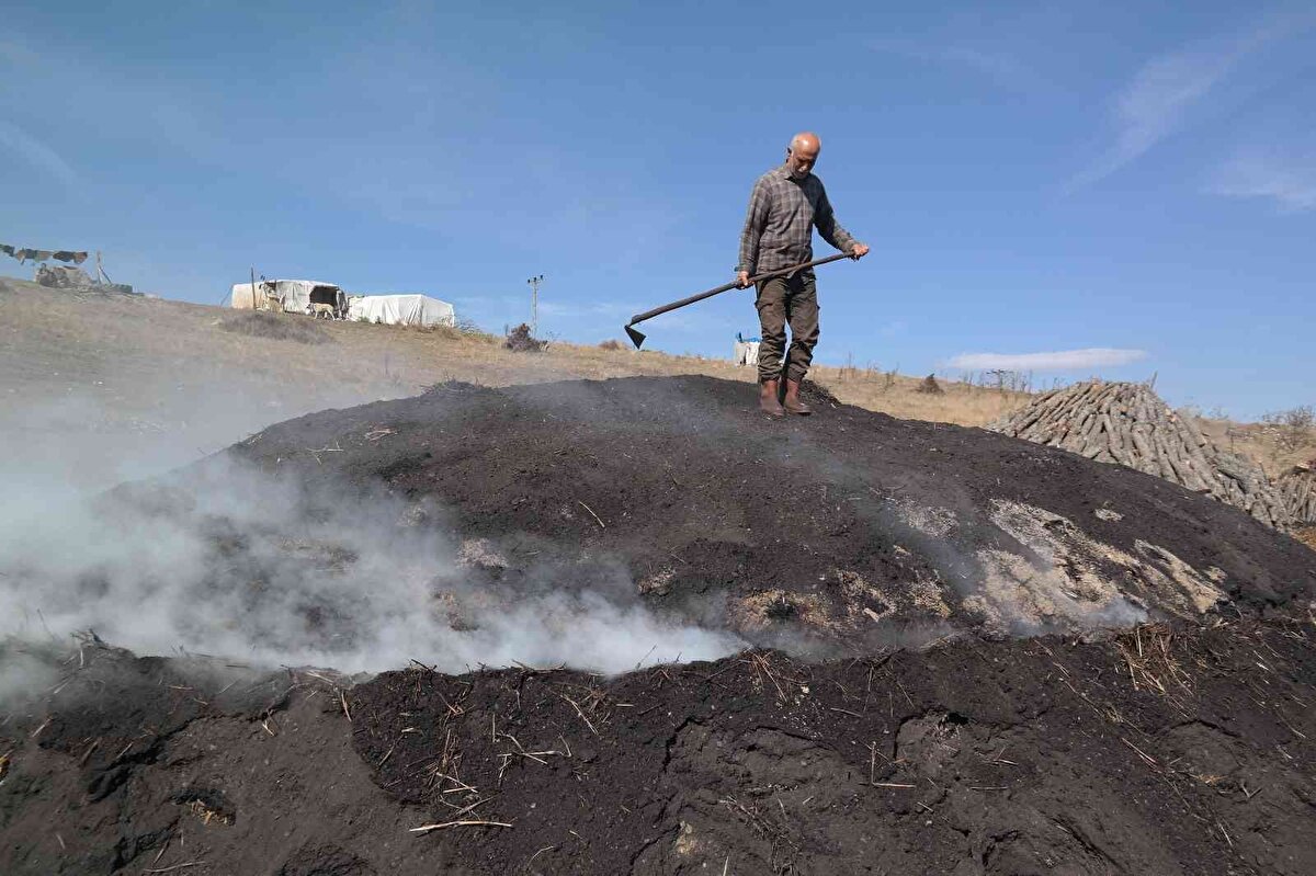 Mangal kömürü üretiminin zahmetli ve uğraştırıcı bir iş olduğunu söyleyen mevsimlik işçi Mustafa Turgut, “Bu çok zahmetli ve uğraştırıcı bir iş. Dışardan bakınca rahat görünüyor ama çok zahmetli oluyor. Hazır hale gelmesi en az 40-50 gün arasında sürüyor.<br>