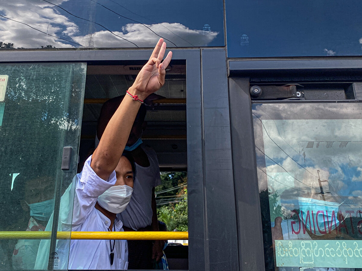 Ülke basınındaki haberde, aktivistler, Insein Cezaevindeki yüzlerce siyasi mahkumun serbest bırakılmasını askeri yönetimin uluslararası camiada kaybettiği itibarını yeniden kazanma çabası olarak değerlendirdiği belirtildi.