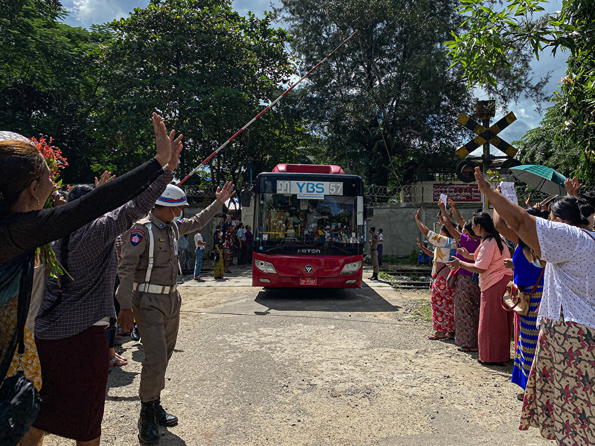 Ordu, ülkenin fiili lideri ve Dışişleri Bakanı Aung San Suu Çii başta olmak üzere, pek çok yetkili ve iktidar partisi yöneticisini gözaltına almış ve bir yıllığına olağanüstü hal ilan etmişti.<br><br>