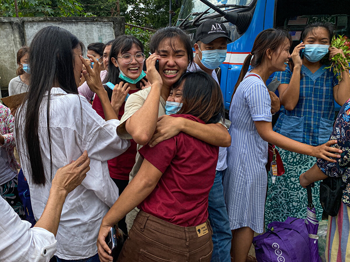 Myanmar ordusunun darbe karşıtı protestocu ve isyancı gruplara silahlı müdahalesi sonucu bugüne kadar binin üzerinde kişi hayatını kaybetti, binlerce gösterici gözaltına alındı.<br><br>
