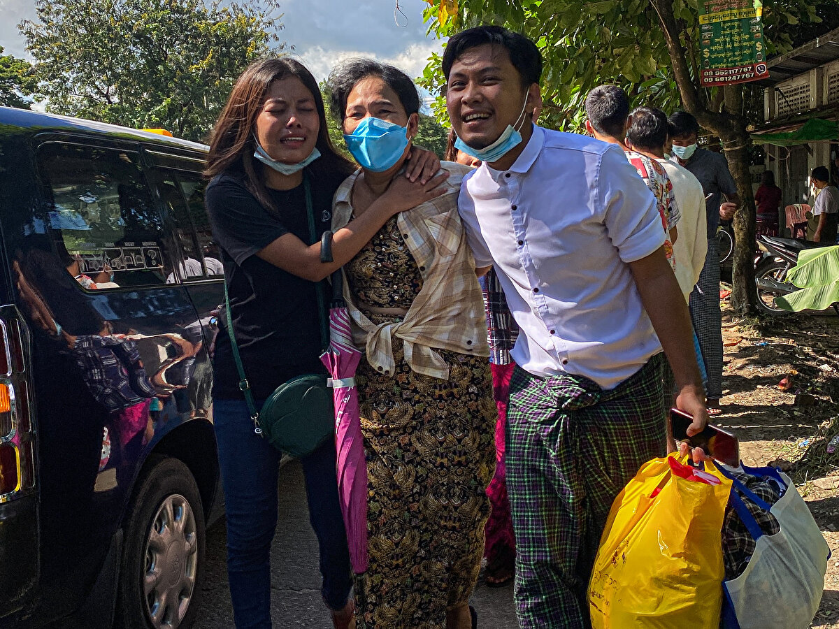 Haberde, serbest bırakılan mahkumlar arasında görevden alınarak hapsedilen devrik lider Aung San Suu Çii’nin parti sözcüsünün de yer aldığı ifade edildi.<br><br>