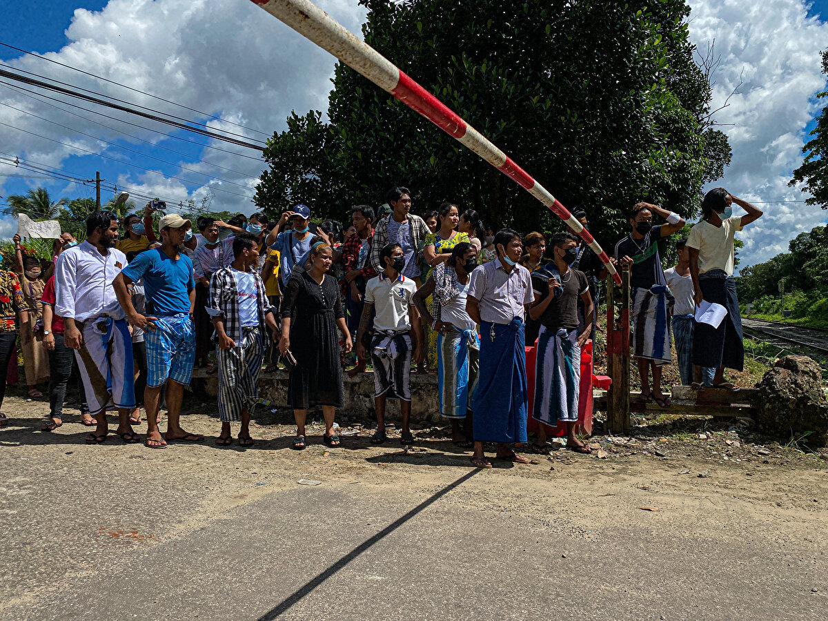 Ülkede geniş katılımlı gösteriler sürerken üst düzey hükümet yetkililerinin askeri mahkemede yargılanmalarına devam ediliyor.<br><br>