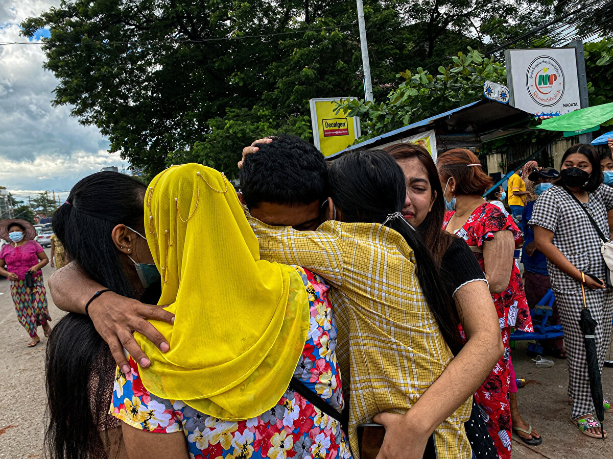 Serbest kalan mahkumların aileleri sevinç gösterilerinde bulunarak yakınlarını cezaevi kapısında karşıladı.