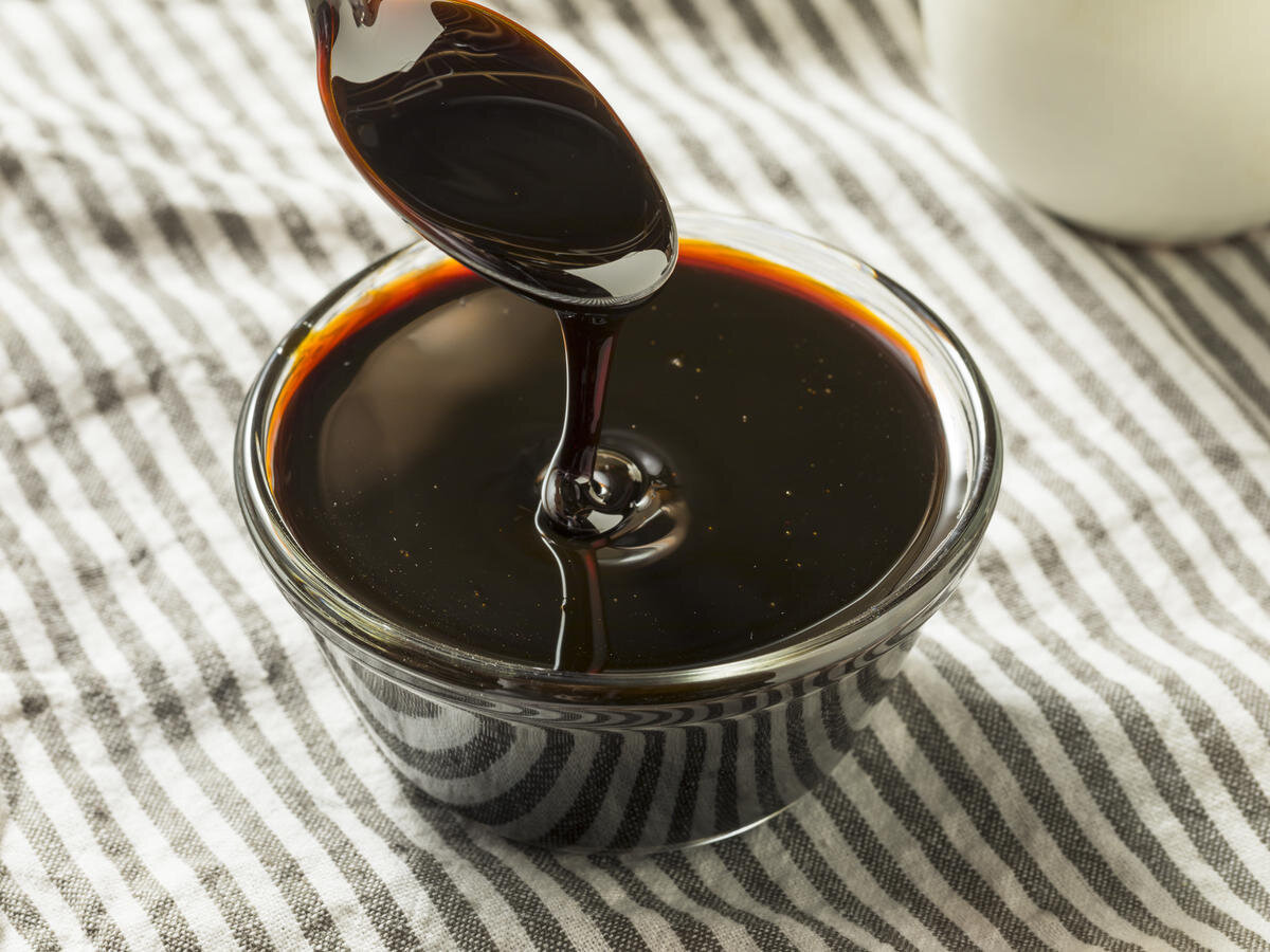 Süt ve pekmez  yumurta ikilisi:<br>Süt kalsiyum içeriği çok yüksek, genellikle çocuklara kahvaltıda bol miktarda içirilen bir içecektir. Pekmez ve yumurta da kahvaltıda tüketilen, protein ve demirden zengin çok kıymetli besinlerdir. Sütte bulunan kalsiyum, pekmez ve yumurtanın içerdiği demirin emilimini yavaşlatır veya engeller.<br>