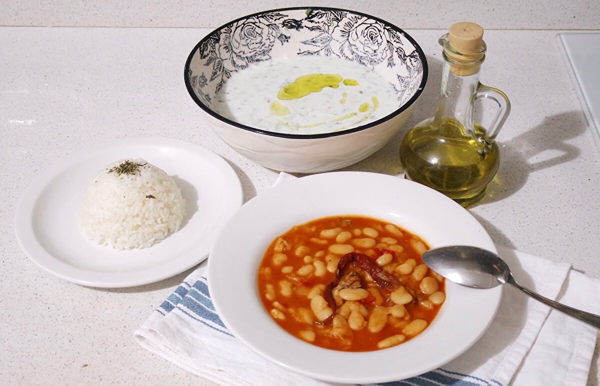 Özellikle diyabet hastalığı, insülin direnci gibi rahatsızlıkları olan kişilerin pirinç pilavı tüketmemesi, onun yerine bulgur pilavı tüketmesi önerilir.<br><br>Aynı zamanda baklagillerde eksik olan metiyonin amino asiti nedeniyle kuru fasulye ve nohut, bulgur ile birlikte yenildiğinde kaliteli bir protein kaynağı haline gelir. Ayrıca kuru fasulye- pilav yanına yoğurt veya ayran eklenmesi şeker emilimini yavaşlatacaktır.