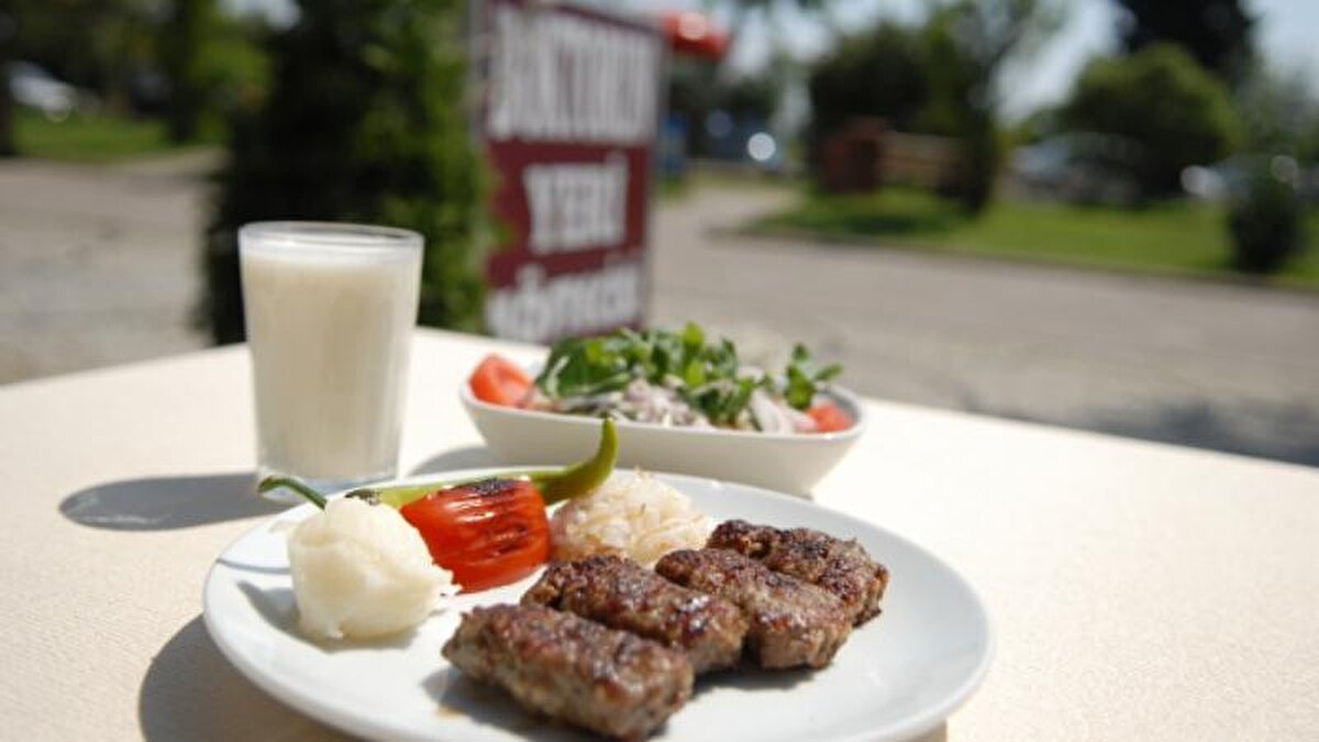 Köfte - ayran ikilisi:<br>Et grubu yiyecekler hayvansal protein kaynağıdır. Aynı zamanda çok iyi bir demir ve B12 kaynağıdır. İçerdikleri demir, anne sütünden sonra vücutta en yüksek emilim oranına sahiptir. Özellikle kadınlarda daha fazla görülen önemli bir sağlık sorunu olan anemi (kansızlık) yeterli miktarda demir içeren gıdaların tüketilmemesi veya yapılan beslenme yanlışları nedeniyle oluşur.Besinlerle aldığımız demirin emilimi birçok etken ile azalabilir. Kafeinli içecekler, süt ürünleri, kepek vb. demir emilimini azaltabilir. Bu nedenle özellikle ciddi kansızlık şikayeti olanlar et-köfte gibi demirden zengin gıdalarla birlikte süt-yoğurt tüketmemeye dikkat etmeli ve et yemeklerinin yanında mutlaka biber, domates, yeşil salata gibi C vitamininden zengin yiyecekleri tüketmeli.<br><br>