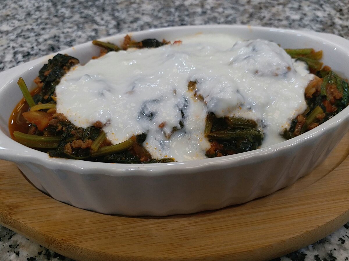 K vitamini sayesinde kemik sağlığına, A vitamini içeriği ile gözlere, folik asit içeriği ile sinir sistemi gelişimine, kansızlığa ve daha pek çok hastalığa iyi gelmektedir. Ispanağın yoğurtla birlikte tüketilmesi besin içeriğinin daha da zenginleşmesi nedeniyle sakınca teşkil etmez. Yani yoğurdun ıspanağın içindeki demiri bağladığı inanışı doğru değildir.<br>