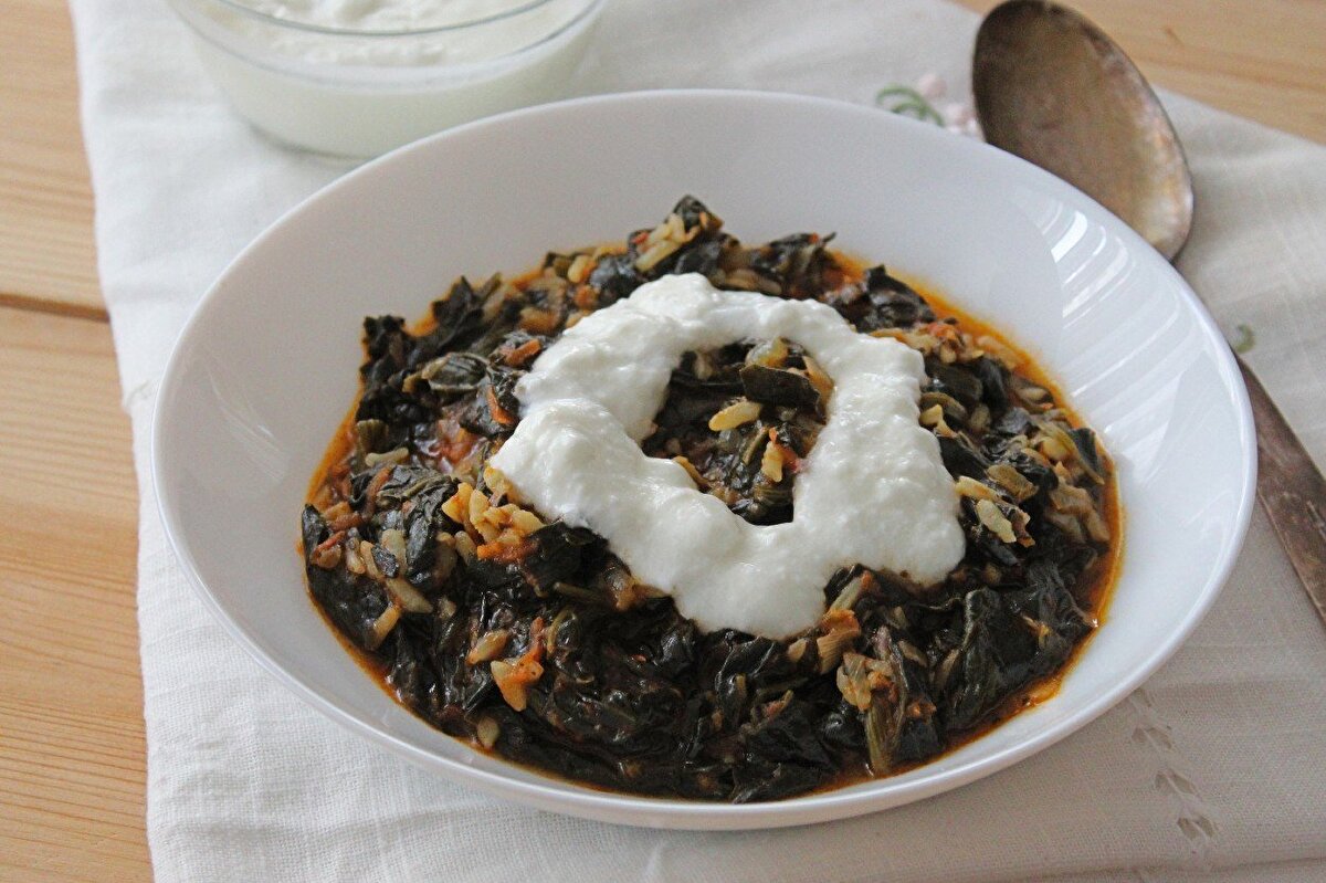 Ispanak ve yoğurt ikilisi :Kış-ilkbahar aylarının gözde sebzelerinden olan ıspanak C vitamini deposu olmasının yanında potasyum, kalsiyum, magnezyum, manganez, çinko, karoten ve lutein gibi oldukça zengin besin ögesi içeriğine sahiptir. Kalorisi düşük, antioksidan içeriği ise yüksek olduğundan birçok hastalığa iyi gelmektedir.<br>