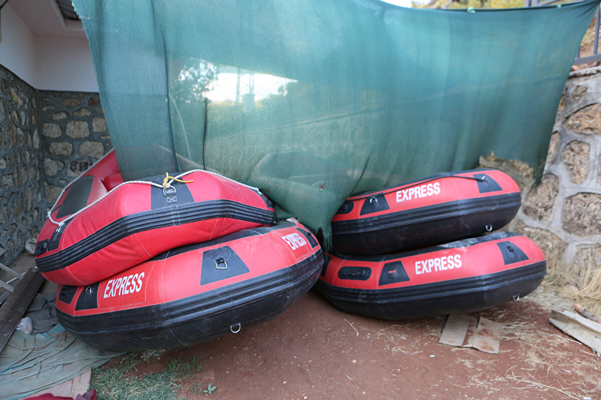 Seviyenin gün geçtikçe düştüğünü söyleyen Gündoğan, "Kuraklık da inşallah bundan sonra devam etmez. Önümüzdeki yılların suyun daha bol olup, rafting ve adrenalinin yüksek olabileceğini umut ediyoruz. Suyun debisinin düşmesiyle kayaların ortaya çıkması ve botların da suyun altındaki küçük kayalara sürtmesinden dolayı hem botlarımıza zarar veriyor hem de eğlencesi kaçıyor” diye konuştu.<br><br>