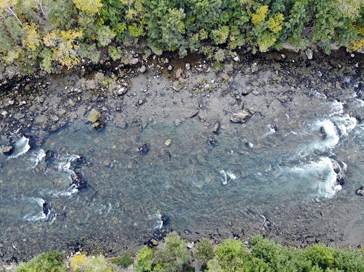 Yüksek debisiyle Türkiye'nin önemli rafting parkurlarından biri olan Munzur Çayı'nın debisi kuraklık nedeniyle yarı yarıya düştü.
