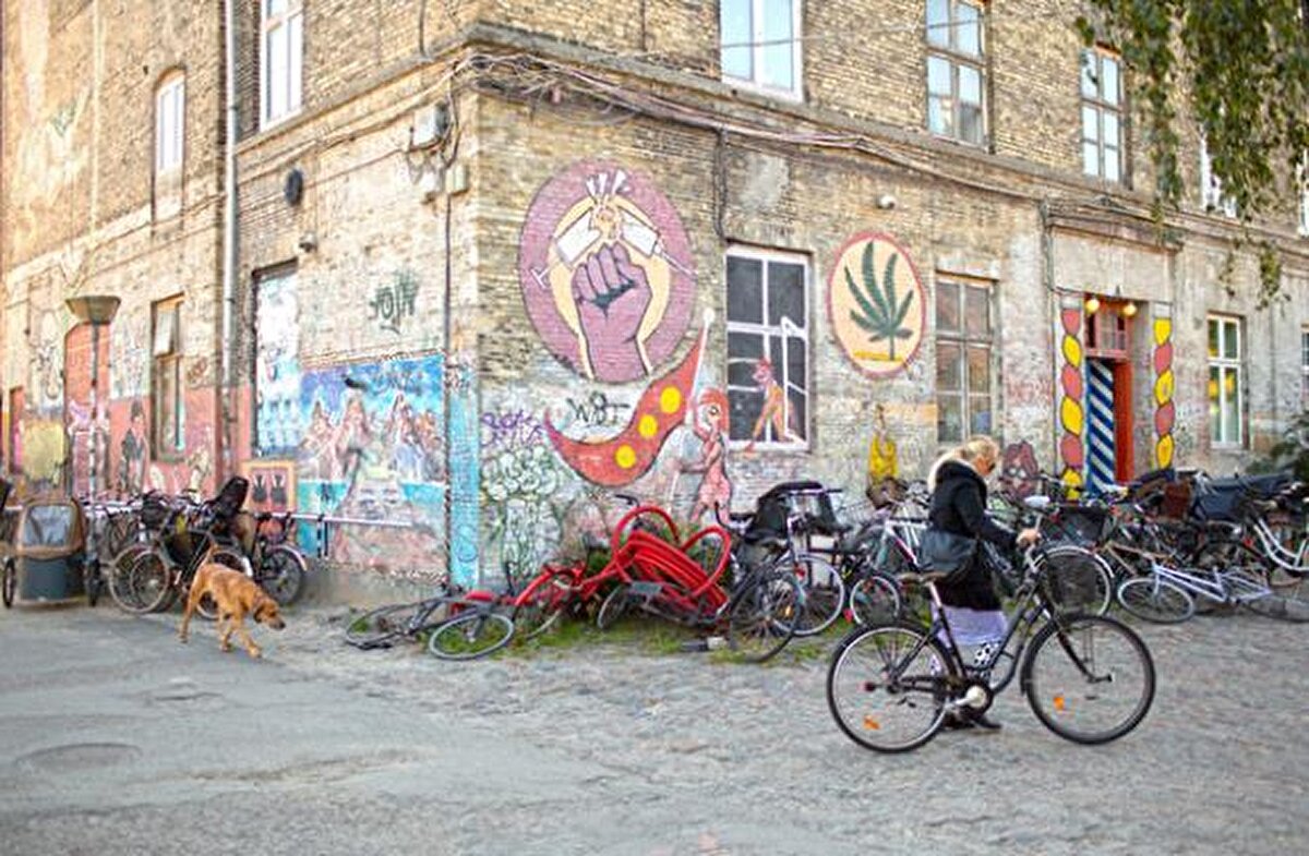 Kasabanın girişinde bulunan devasa Prinsessegade Kapısı'nın üzerinde ise ziyaretçileri "Şu an Avrupa Birliği topraklarına veda ediyorsunuz" yazılı bir tabela karşılıyor.