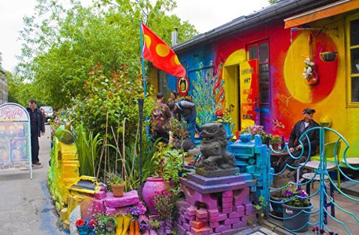 Dış dünyayla bağlantısını kesmeyi tercih eden Christiania'ya giriş sadece tek bir kapıdan sağlanıyor.