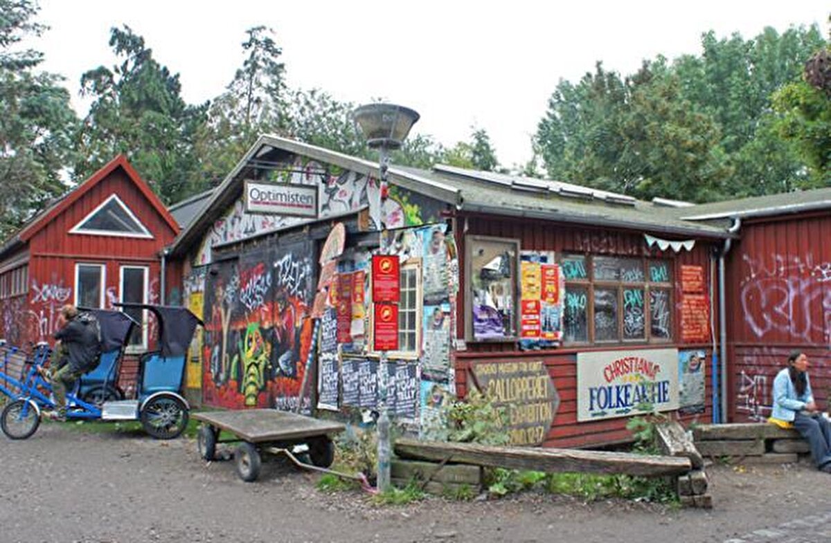 Christiania aslında 1971 yılında hippilerin tek edilmiş askeri kışlalara yerleşmesi sonucunda oluştu.