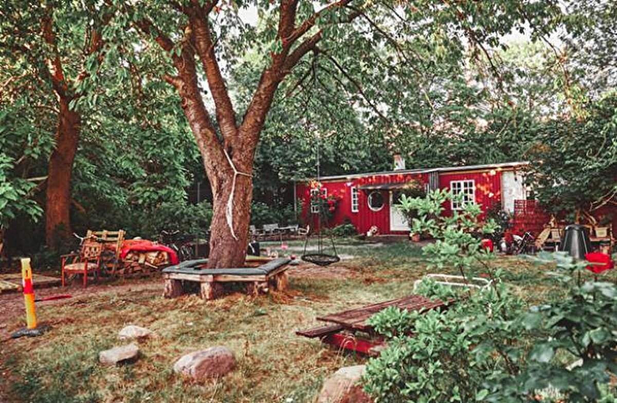 Hırsızlık yaptığı tespit edilen kişi derhal sürgün için Kopenhag'a gönderiliyor. Bölgede özellikle çevreye zarar vermeyen araçlar tercih ediliyor.<br><br>Aynı zamanda vatandaşların vergi ödeme zorunluluğu bulunmuyor. Yerel halk bölgeyi ziyaret edenlerin koşmasını ve fotoğraf çekmesini tamamen yasaklamış durumunda.<br>