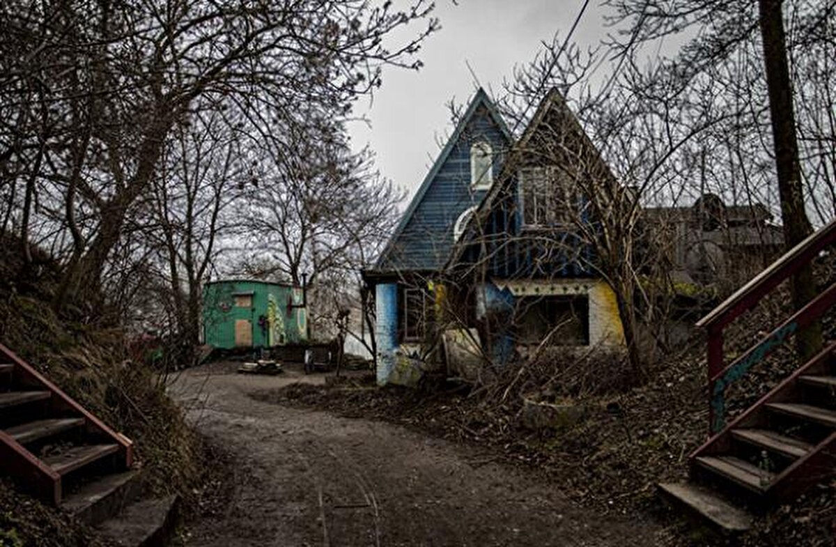 Dünyanın dört bir yanından sanatçıların ziyaret ettikleri Christiania'nın evleri grafiti çalışmalarıyla dolu. Burada yaşayan insanlar gündüz üretime katılıp geceleri ise müzik eşliğinde hep beraber eğleniyorlar.<br>