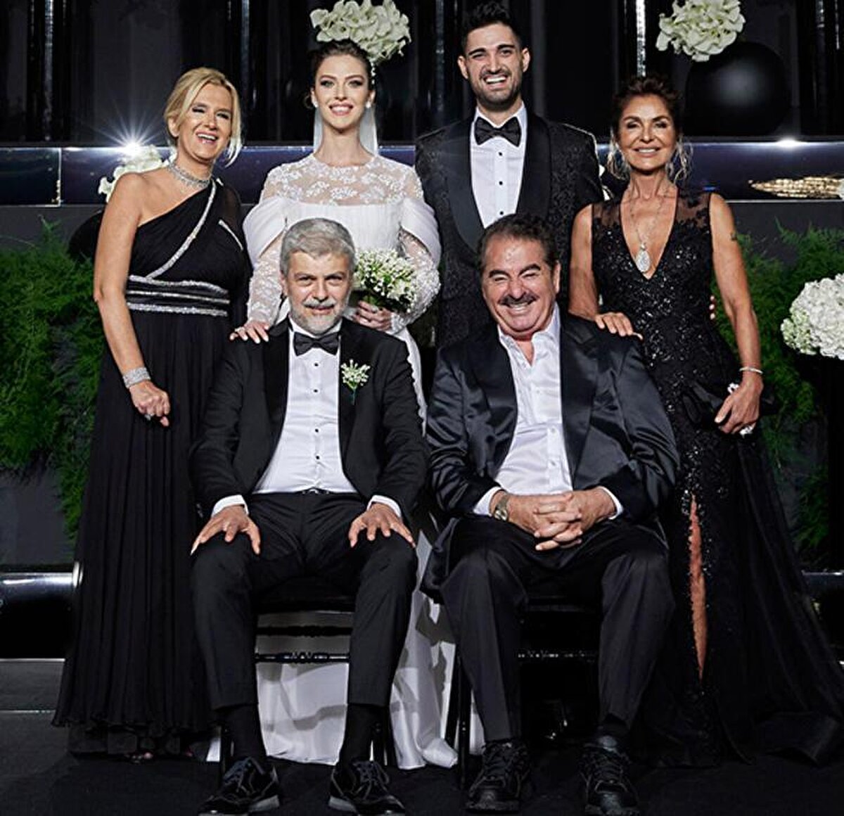 29 yaşındaki ünlü çiftin düğünleri İstanbul Beşiktaş'ta bulunan lüks bir otelde gerçekleşti. Ünlü isimlerin katıldığı düğünde Şefkatli üç farklı gelinlik giydi.<br>