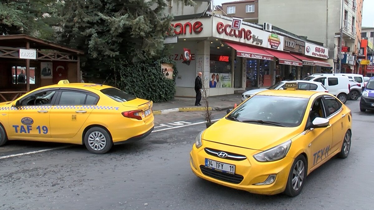 Valizi teslim alan sahibi, "Çantamı kaybetmiştim. Arkadaşlar çantamı bulmuş. Eksiksiz bütün eşyalarım içinde. 300 bin lira burada, 150 bin dolar da burada. Kendisine teşekkür ediyorum. Tüm taksici arkadaşlara teşekkür ediyorum. Bu iyiliği yaptıkları için, kısa zamanda parayı buldular, kendilerine minnettarım" dedi.<br><br>