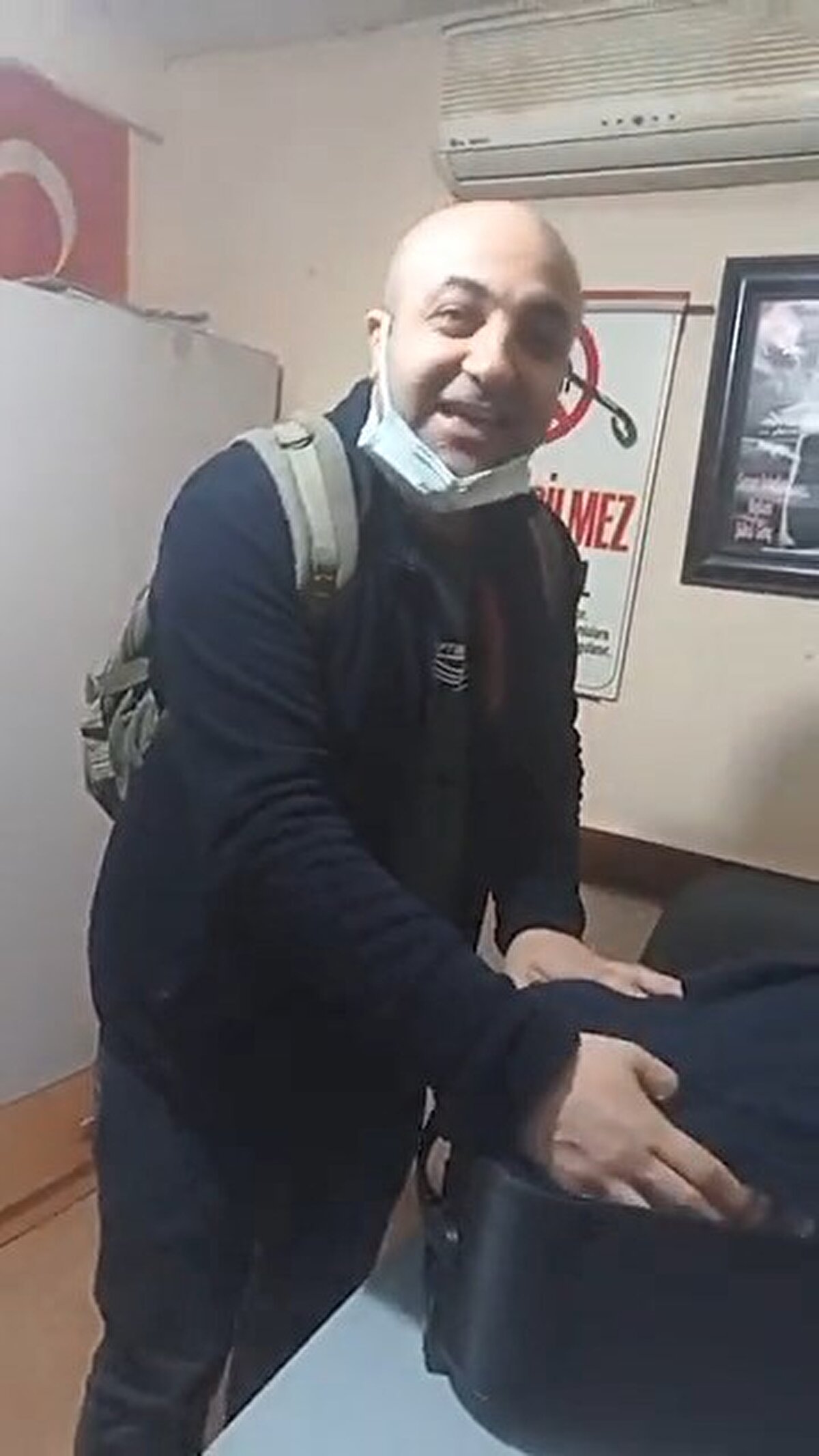 "Taksi durağı yöneticisi Orhan Aydoğdu, "Tutanakla parayı kendisine teslim ettim. Teşekkür etti gitti. Ne iş yaptığını bilmiyorum. Almancıymış kendisi. Adam bayağı kendinden geçmiş, kendini kaybetmiş bir durumdaydı. Parayı görünce yani çanta bulununca adam bayağı bir ferahladı. Çok teşekkür etti. Yani 'sizin gibi insan kalmış mı' diye konuştu. Hatta bir miktar para teklif etti, almadım ben kesinlikle almadım. Bizim taksilerde genelde böyle şeyler kalıyor. Arkadaşlar duyarlı olsun. Yani helal kazansın." şeklinde konuştu.<br><br>