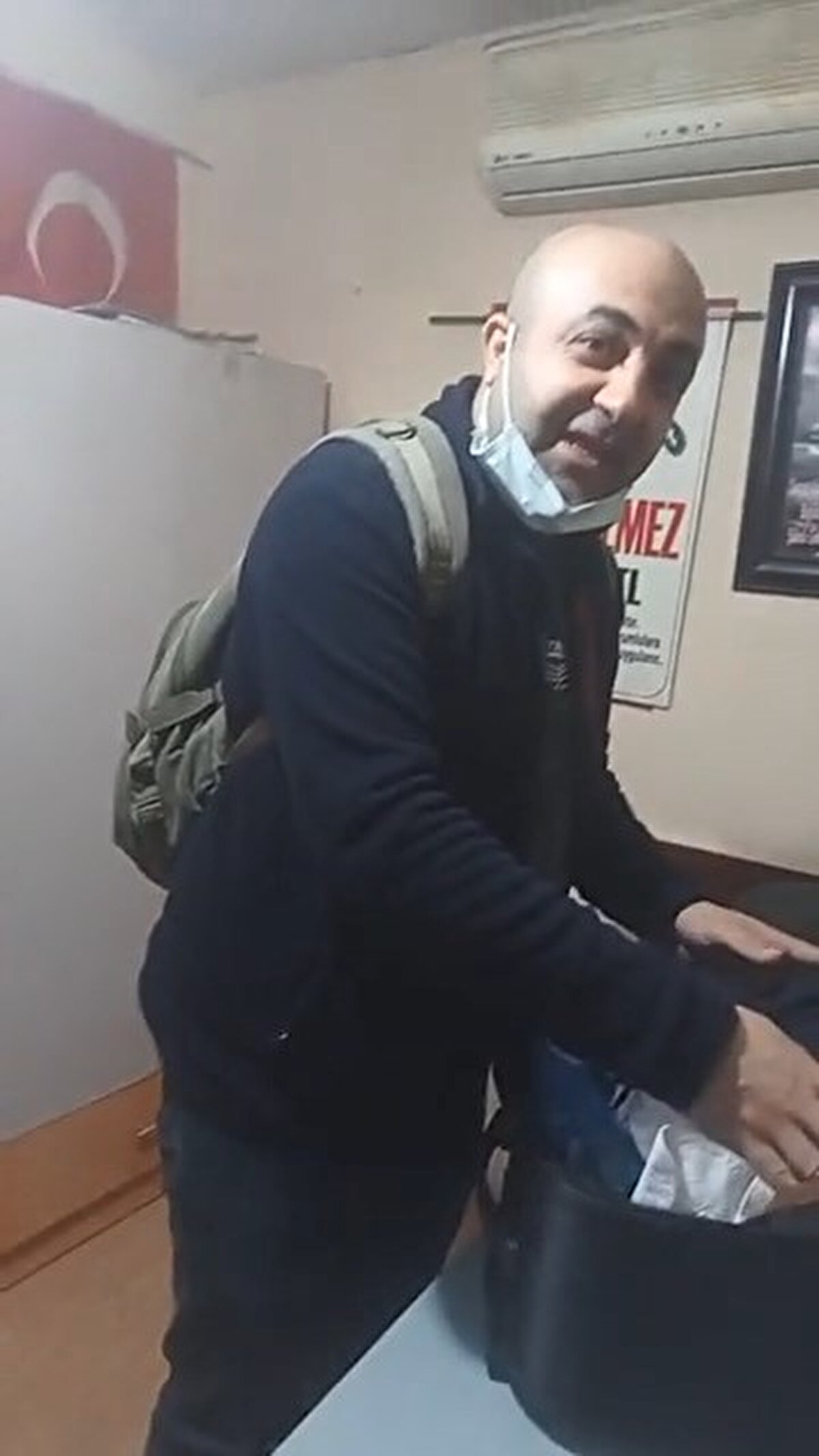 İstanbul Sarıyer'de bir vatandaşın dalgınlığı az kalsın başına büyük dert açıyordu. Kaymakamlığa gitmek için Maslak'tan taksiye binen ve Sarıyer'de inen Almancı şahıs, inerken bagajdaki 1 milyon 800 bin TL'yi unuttu. Bagajı açan taksici, gördüğü manzara karşısında kısa süreliğine şaşkınlık yaşadı. Hemen parayı sahibine ulaştıran taksiciye teşekkür edildi. Para sahibinin, taksiciye verilmek üzere bir miktar para teklif ettiği ancak durak yöneticilerinin bu parayı almadığı belirtildi.<br><br><br>