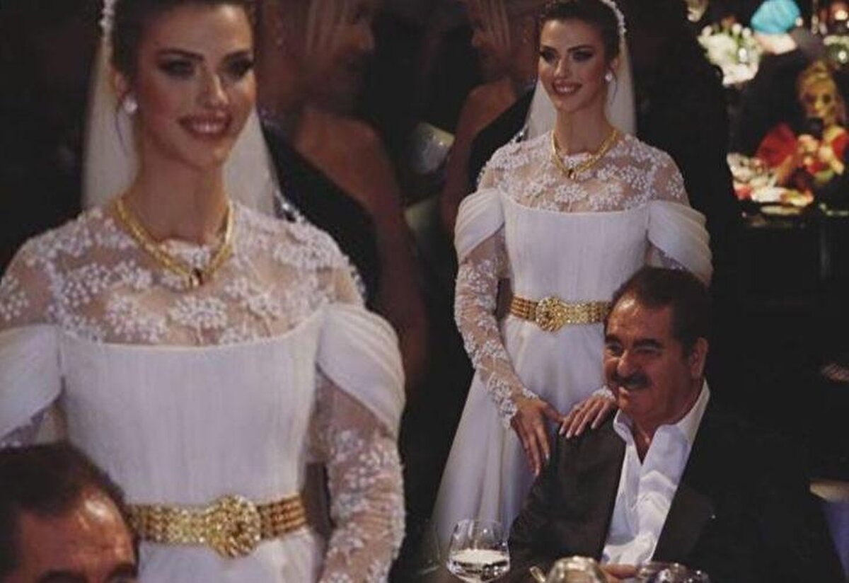 İbrahim Tatlıses, gelinine düğün hediyesi olarak epey ağır ve kalın olduğu görülen bir altın kemer taktı. Şefkatli, geçtiğimiz gün bu kemerle birlikte verdiği pozu paylaştı.