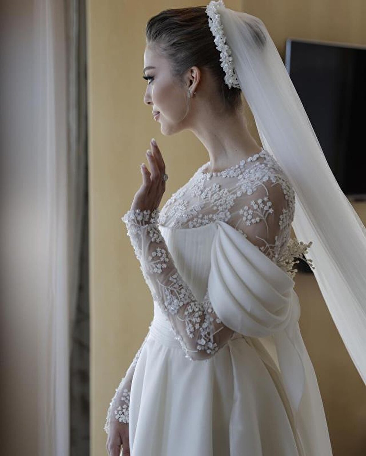 Yasemin Şefkatli'nin altın kemerinin fiyatı sosyal medyada çok konuşuldu. İddialara göre; İbrahim Tatlıses'in düğün hediyesi olarak taktığı altın kemerin fiyatı 450 bin TL.