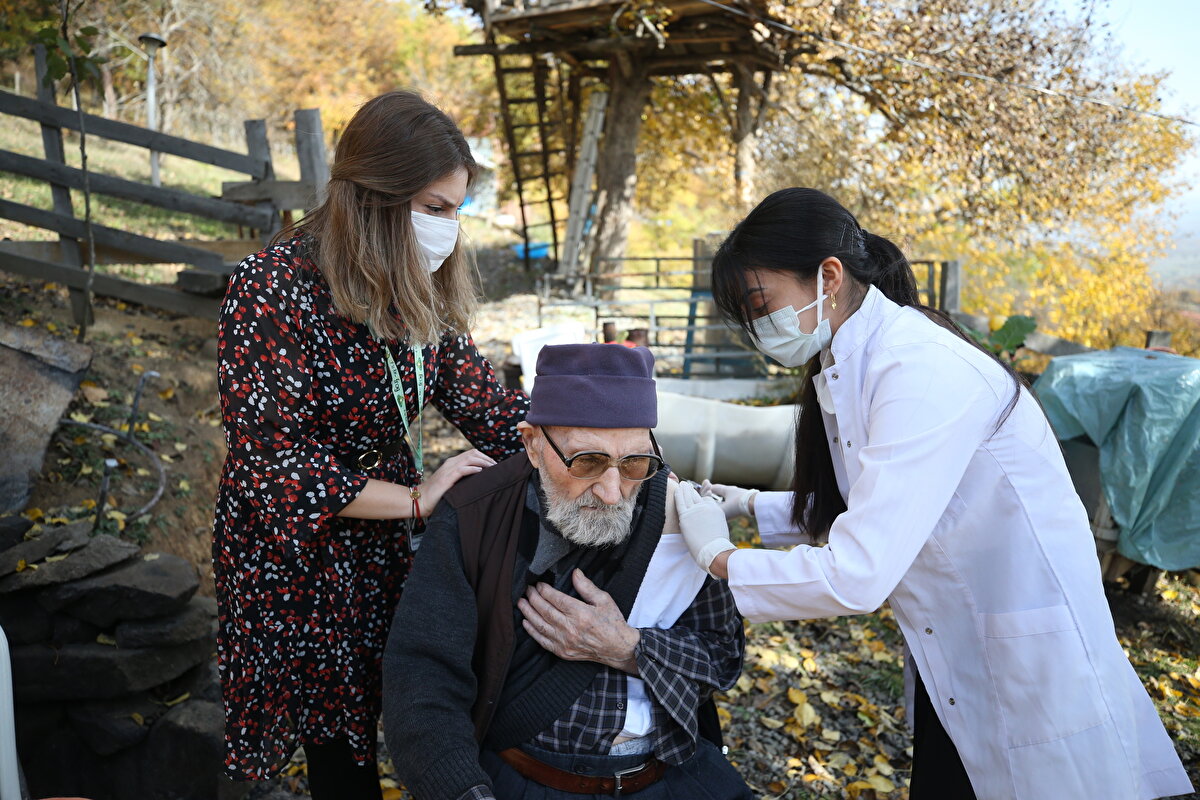 Gençlere aşıdan kaçmamalarını tavsiye eden Metin, "Aşı olanlarımıza Allah şifa versin. Allah devletimizi, milletimizi var etsin." ifadesini kullandı.