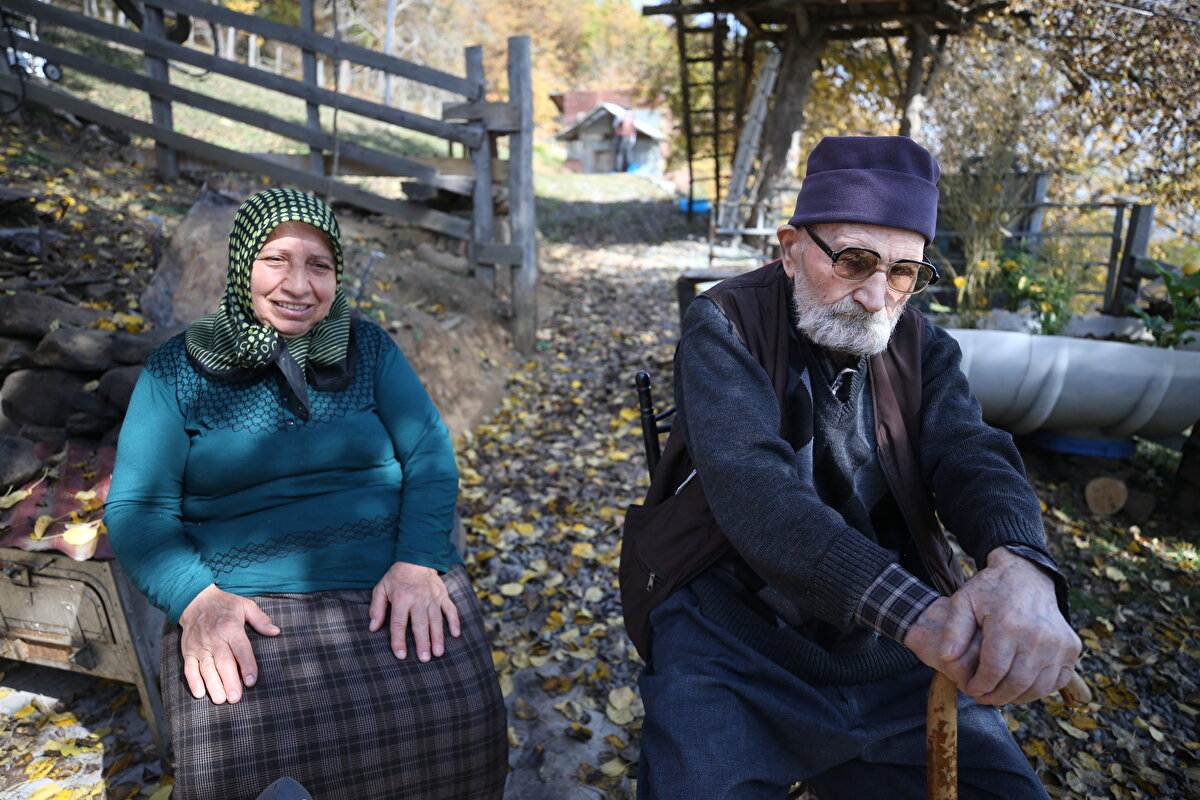 Mehmet Niyazi Metin`in oğlu Yunus Metin de babasıyla aynı evde yaşadığını kaydederek, "Babam bu süreçte koronavirüse yakalanmadı. Biz de kendimize dikkat ettik. Böylece babamda hiçbir sıkıntı olmadı." diye konuştu.<br>