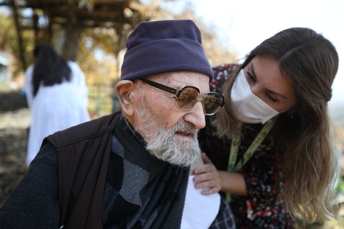 Kılıçkaya, Metin`in hiçbir aşı sonrası yan etkiyle karşılamadığını sözlerine ekledi.<br>