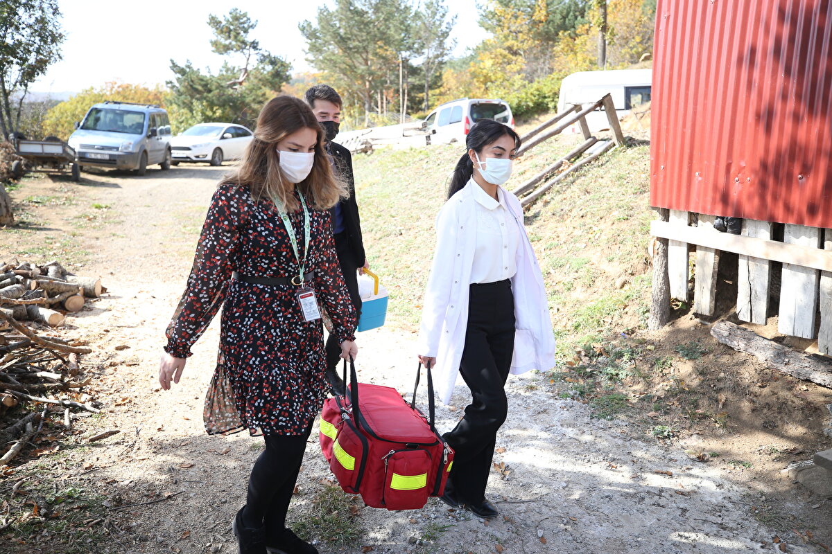 Kırsal yerleşim yerlerinde aşılama faaliyetlerine devam eden sağlık ekipleri, Mesudiye ilçesinde yaşayan 112 yaşındaki Mehmet Niyazi Metin`e üçüncü doz aşını Birebir Mahallesi`ndeki evinde yaptı.<br>