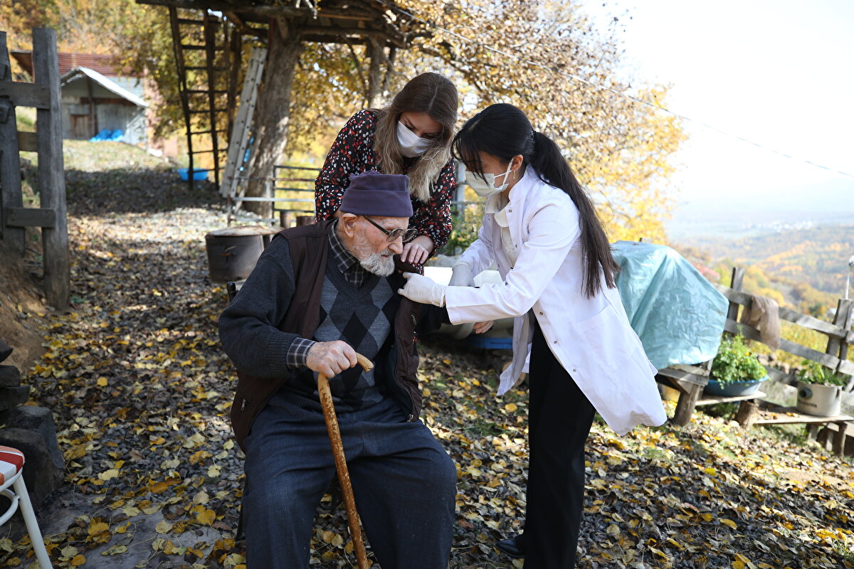 12 çocuk, 44 torun sahibi Mehmet Niyazi Metin ise sağlık ekiplerine teşekkür ederek, sağlığının oldukça iyi olduğunu söyledi.<br>