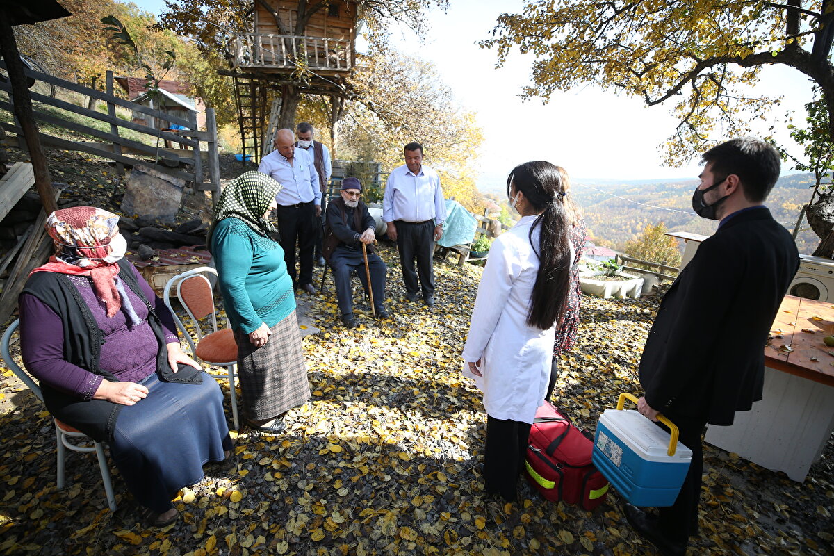 Mesudiye Toplum Sağlığı Merkezi Başkanı Dr. Muhammet Kılıçkaya, kent genelinde Covid-19`la mücadelenin gece gündüz demeden aralıksız sürdüğünü, sağlık ekiplerinin özverili bir çalışma yürüttüğünü söyledi.<br>