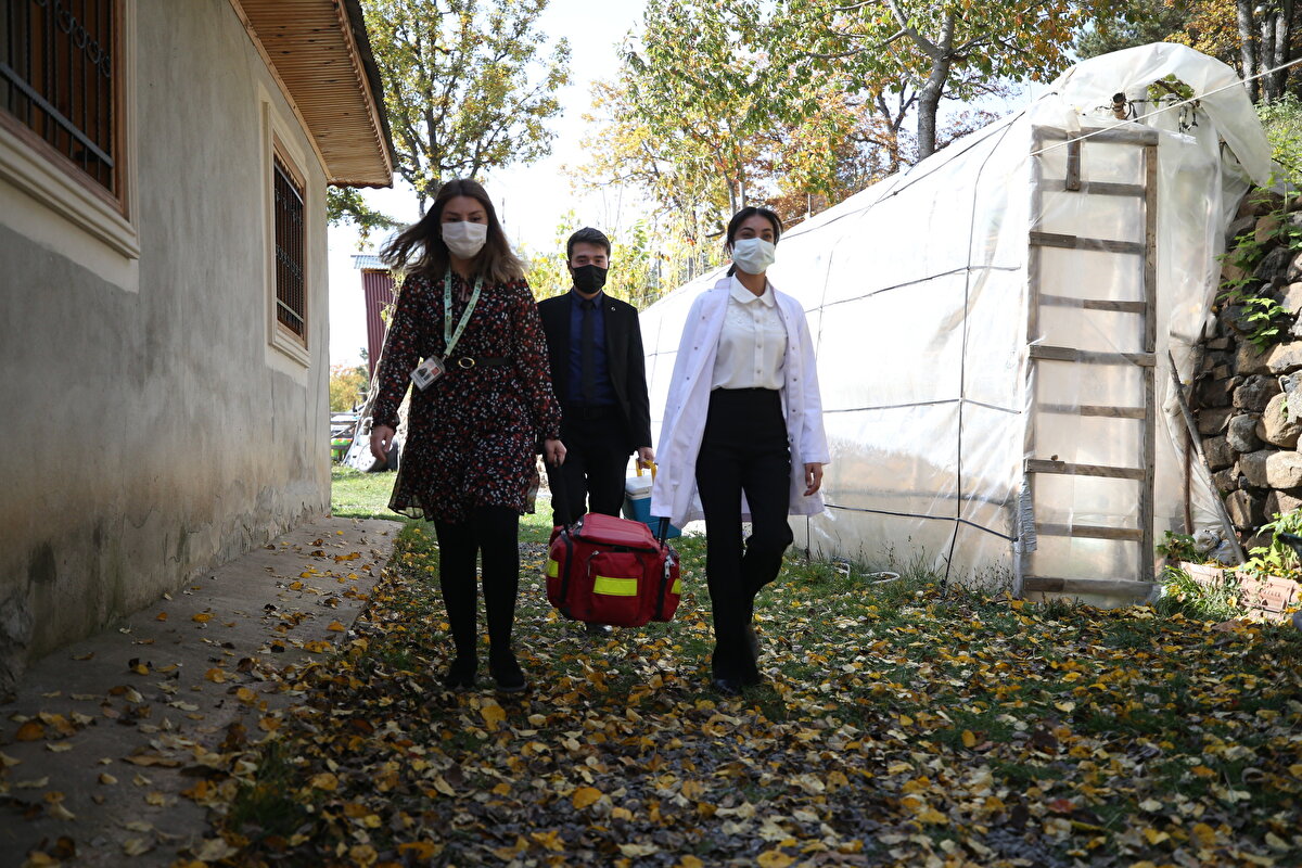 İlk 2 doz aşısını ilçede sağlık kuruluşunda olan ve bugüne kadar Covid-19`a yakalanmayarak sağlığını korumayı başaran Metin, kış öncesi grip aşısını da ihmal etmedi.<br>