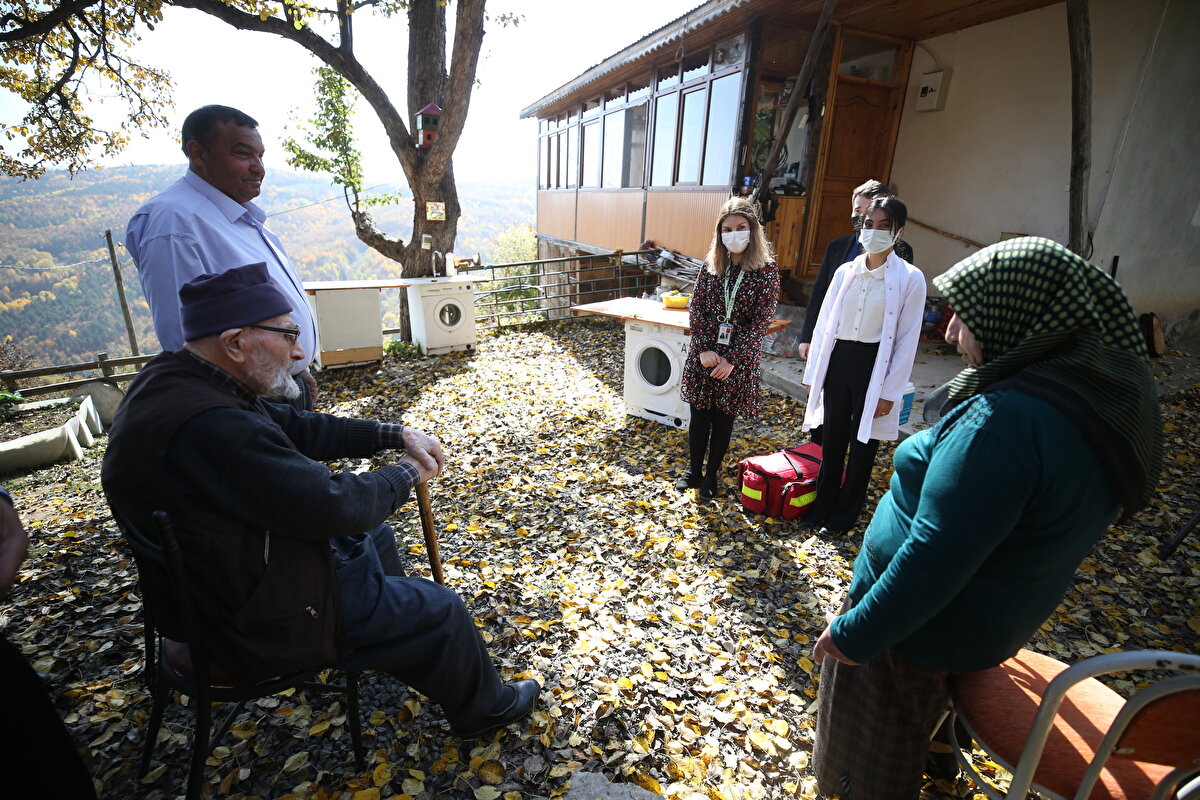 Bu süreçte yaşlılara öncelik verildiğini, onların hastalıktan korunması için ayrıca çaba harcandığını belirten Kılıçkaya, 112 yaşındaki Mehmet Niyazi Metin`in, Türkiye`de 3 doz aşı yapılan en yaşlı insanlardan biri olduğunu aktardı.<br>