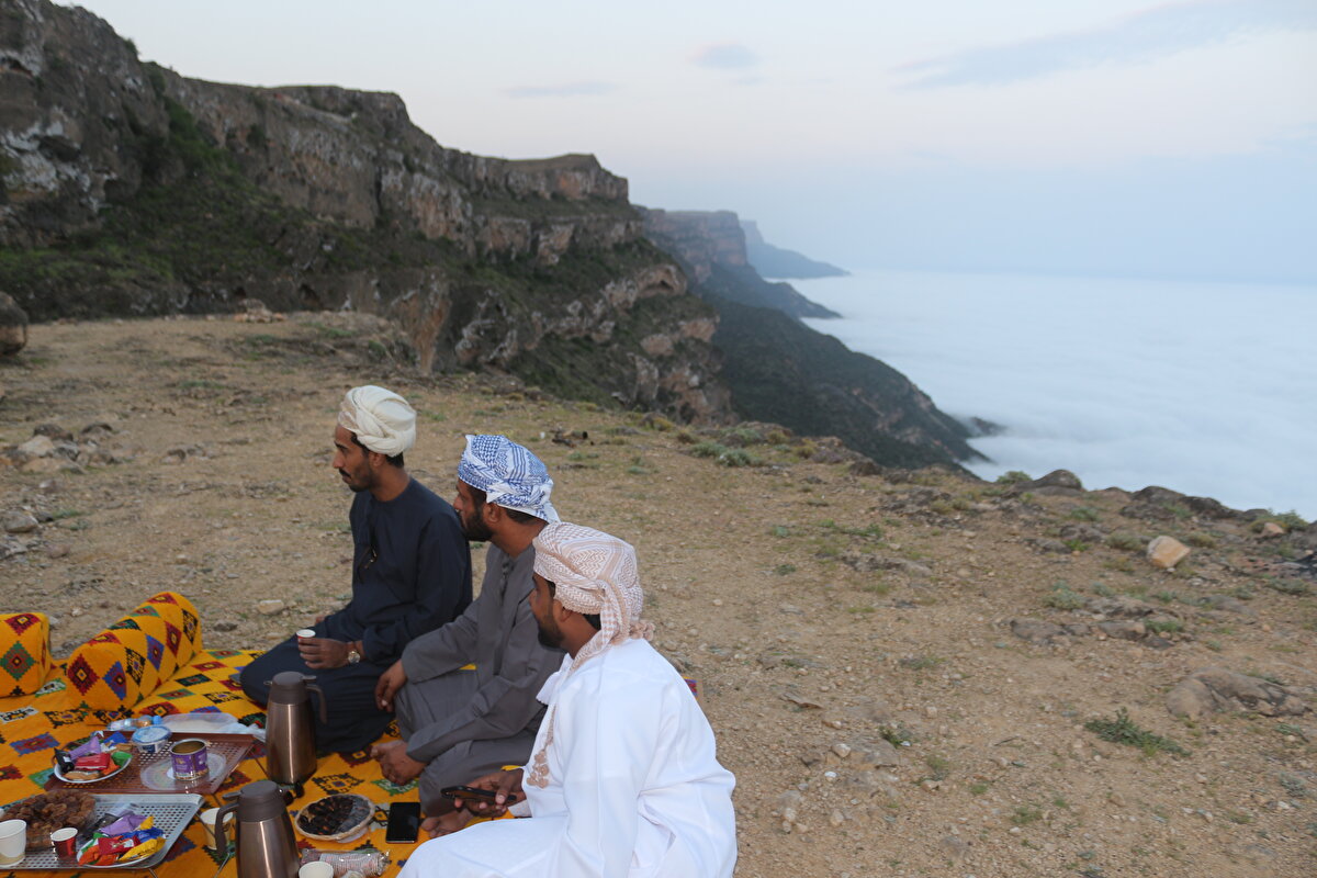 Sis bulutlarının etrafı sardığı dağa gelenler, hem manzaranın keyfini çıkarıyor hem de zirvenin sakin ortamında dinlenme fırsatı yakalıyor.  