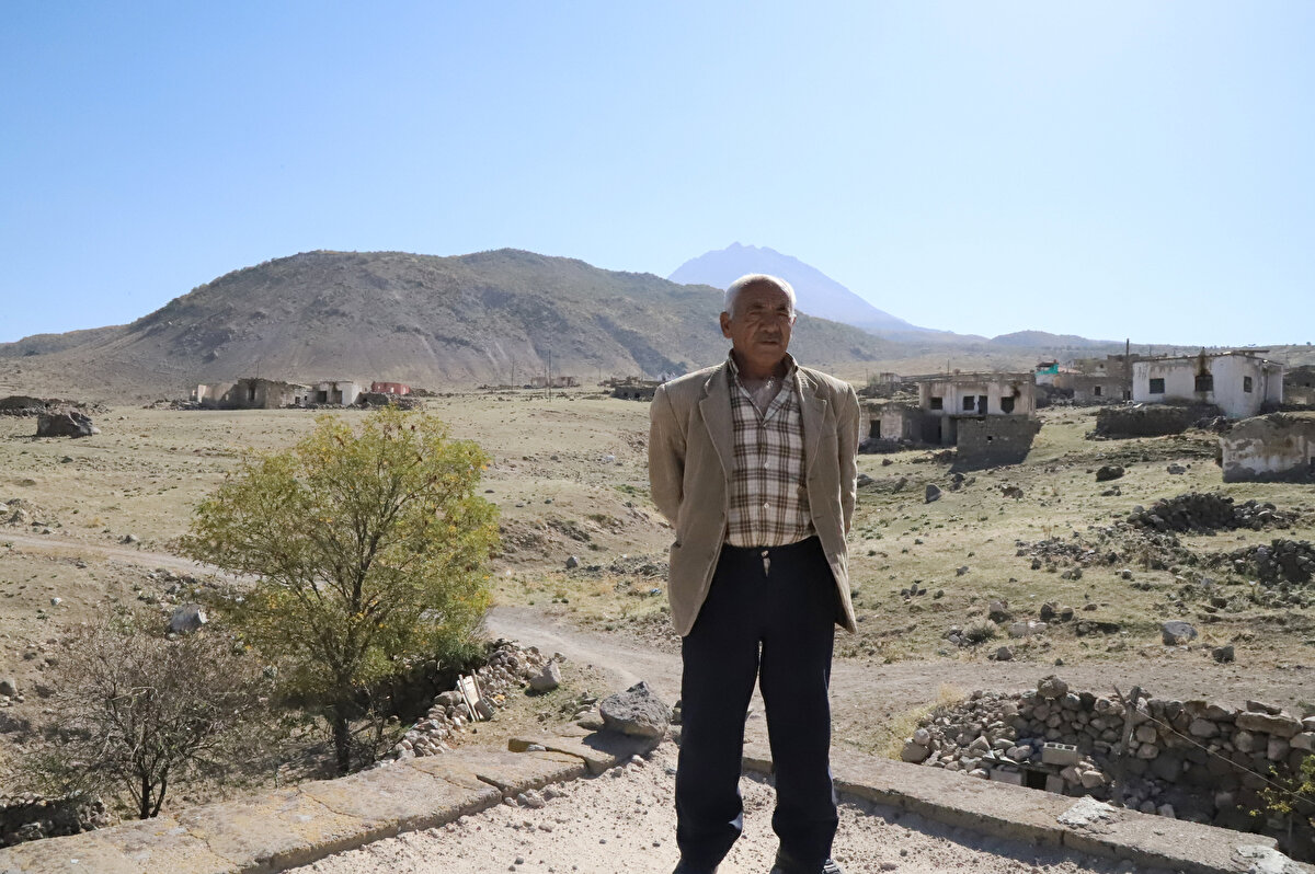 0 yılı aşkın tek yastığa baş koyduğu hayat arkadaşını özlediğini anlatan Salman, "Keşke eşim ölmeseydi de hiçbir şeyim olmasaydı. Akşama kadar evimin üzerini temizleseydim de eşim ölmeseydi. Eşim öldü, kıyametim koptu. Allah kimsenin başına vermesin. Bundan zor bir durum yokmuş." ifadesini kullandı.