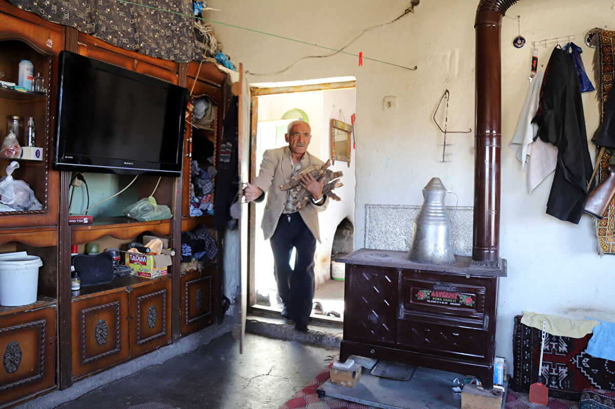 "Eski günlerimiz şimdiye bakarak çok güzeldi. İmece usulüyle çalışırdık. Kömbe, yufka ve mayalı ekmekler yapılırdı. Tüm kış boyuncu yerdik, hiç ekmek sıkıntısı çekmezdik. Şu anda her şey sıkıntıda. Kışın özellikle ekmeğimi kendim yoğurup yapıyorum. Yollar açıldığında gidip alıyorum ancak kış zor oluyor. Çamaşırımı yıkarım, suyu çeşmeden kendim doldururum.