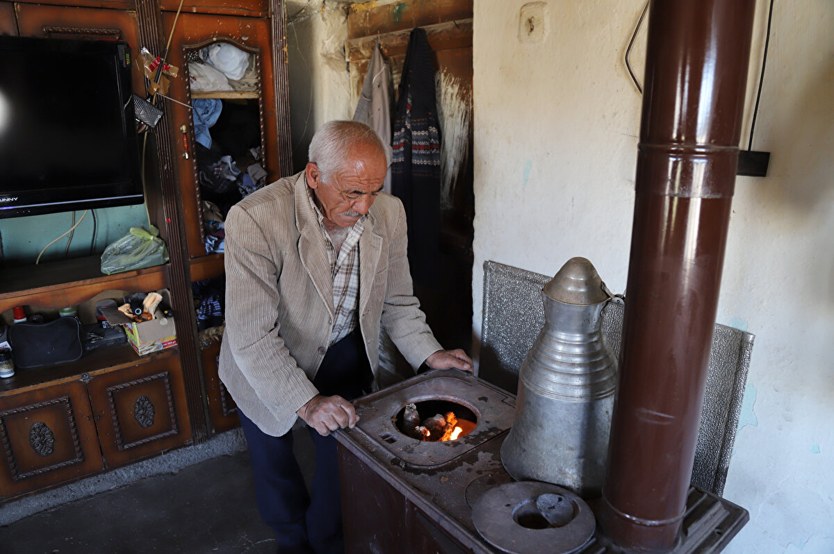 Kış mevsiminde yayla köyüne yağan yoğun kardan yollar kapandığı için ekmeğini bile kendisi yaparak yaşamını sürdürüyor.