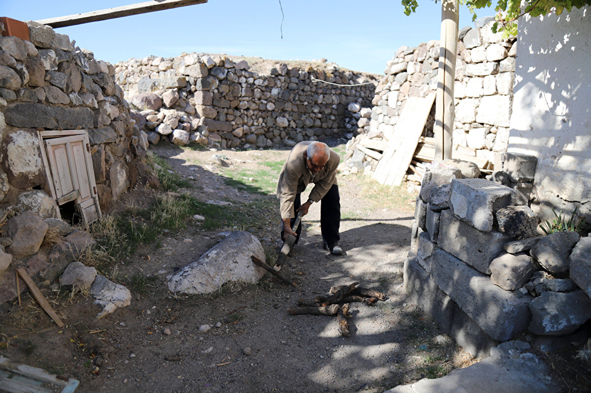 Salman, AA muhabirine, 30 yıl önce köylülerinin göç etmeye başladığını kendisinin maddi durumu olmadığı için burada kaldığını söyleyerek, "Ankara'da kızımı ameliyat ettirdim. Diğer çocuklarım da evlendi, köyde yaşamak istemeyip şehre taşındılar. Eskiden köyümüz 180-200 hanelikti. Her şeyimiz vardı, kahvemiz, bakkalımız, camimiz cıvıl cıvıl bir köydü. Benim çocukluğumun geçtiği köy, şimdi harabe gibi." diye konuştu.