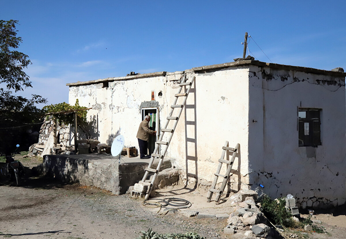 Kendim pişirir, kendim yerim. Sabahleyin erken kalkarım, sobanın odunlarını, kömürünü ayarlarım ve yakarım. Hemen çayımı da üzerine koyarım. Ekmeğimin arasına yağ, peynir ne bulursam onu koyar yerim. Hava güzel olursa köyün içerisinde gezerim. Eski yerlerin hayalini kurarım. Evin damına çıkar otlayan hayvanları izlerim."