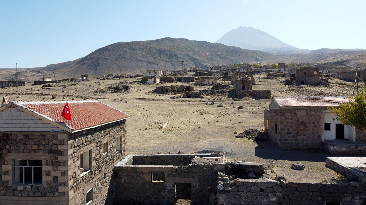 O yıllarda kalbi delik kızını ameliyat ettirmek için tarlalarını satan ve köyden ayrılamayan Selami Salman, 10 yıl önce eşinin de vefat etmesi sonrası yalnız kaldı. Baba yadigarı evinin yıkılmasıyla akrabasının evine geçen Salman, büyüdüğü günlerin anılarını barındıran köyünden ayrılamıyor.<br>